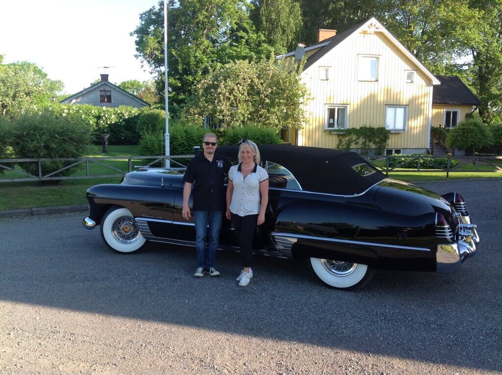 Säkra bilaffärer i USA utfördes när Door2Door köpte denna svarta 1948  Cadillac convertible till nöjd kund i Lidköping