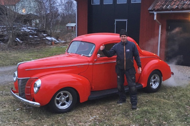 Röd 1940 Ford Coupe street Rod fraktades från USA till Ervalla i Sverige för kunds räkning