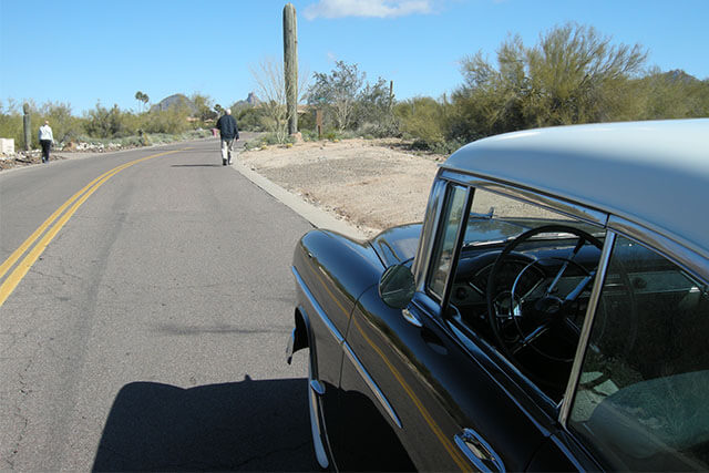 Bensinen tog slut under inspektionsrunda med 1955 Chevrolet