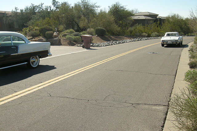 C2 Corvette passerar 1955 Chevrolet Bel Air i Arizona