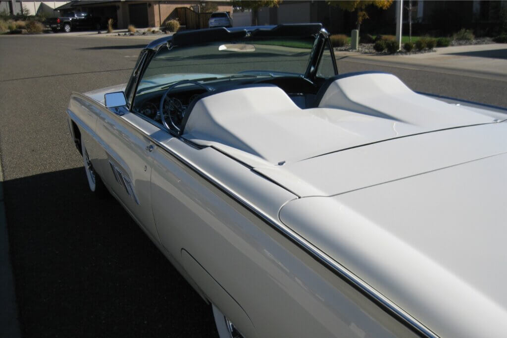 Importera bil från USA bild på vit 1963 Ford Thunderbird som fraktades till Vimmerby
