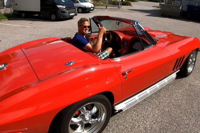 Importerad bil från USA en röd 1965 Chevrolet corvette som fraktades till Stockholm