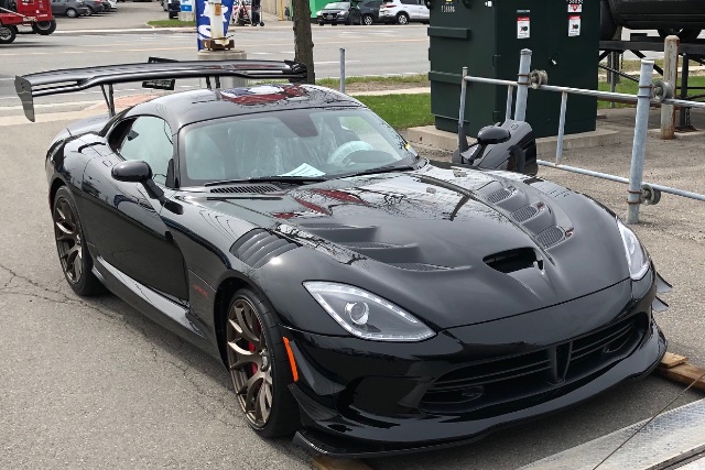 Imported American car image of a black 2017 Dodge Viper ACR being loaded for shipping to Bålsta, Sweden