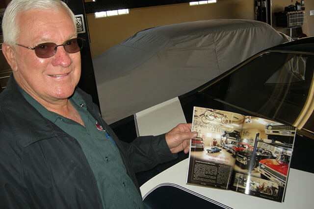 Säljare visar tidningsartikel om hans Chevrolet Nova-samling