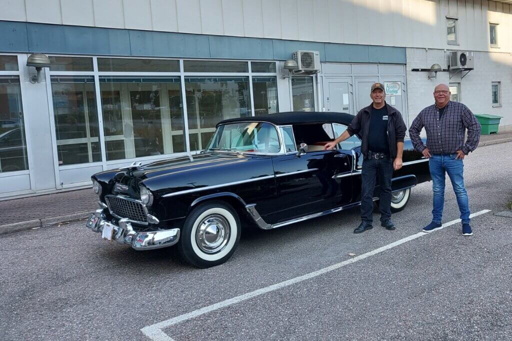 Säkra importer från USA och Kanada när vi tog hem en svart 1955 Chevrolet Bel Air konvertible åt en nöjd kund i Krylbo. På bilden står importören tillsammans med kunden bredvid bilen vid avlastningsplatsen