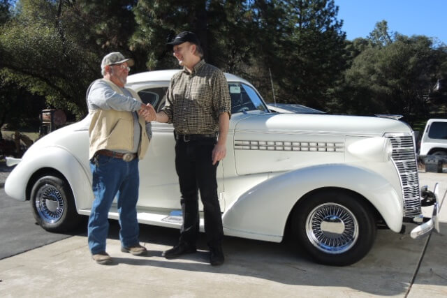 Photo of inspector and seller completing a car deal i the USA before exporting it.