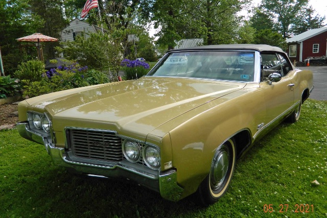 1969 Oldsmobile Delta 88 convertible parked on a lawn in Pennsylvania in the USA from which it was shipped to a customer in Staffanstorp in Sweden