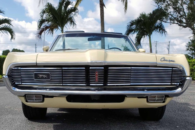 Bild på fronten på en 1969 Mercury Cougar convertible som importerades från Florida