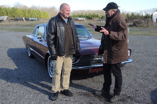 An inspector is negotiating the price of an American dream car before it is imported to Sweden from the USA.