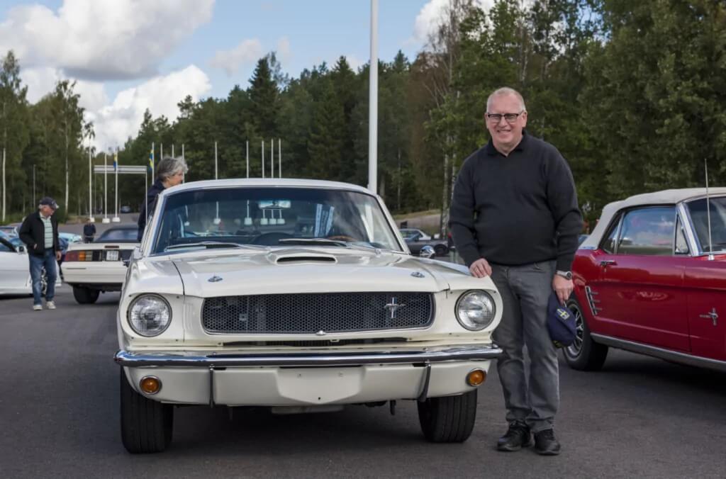 Safe imports and car purchases in the USA and Canada were carried out when Door2Door imported this white 1965 Shelby Mustang GT 350 to Svärtinge in Sweden