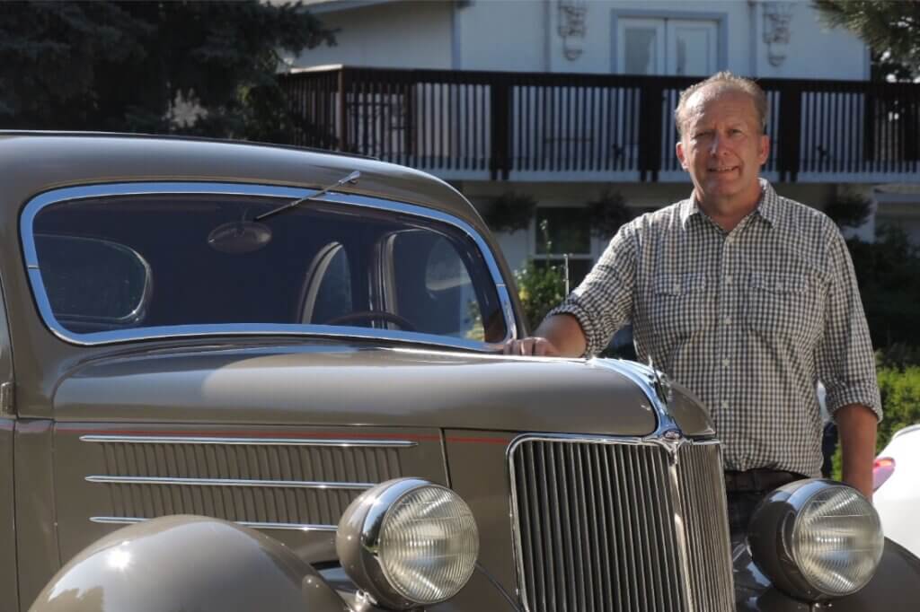 Anders Dahlgren på Door2Door inspekterar en 1937 Ford Coupe i Washington State inför import