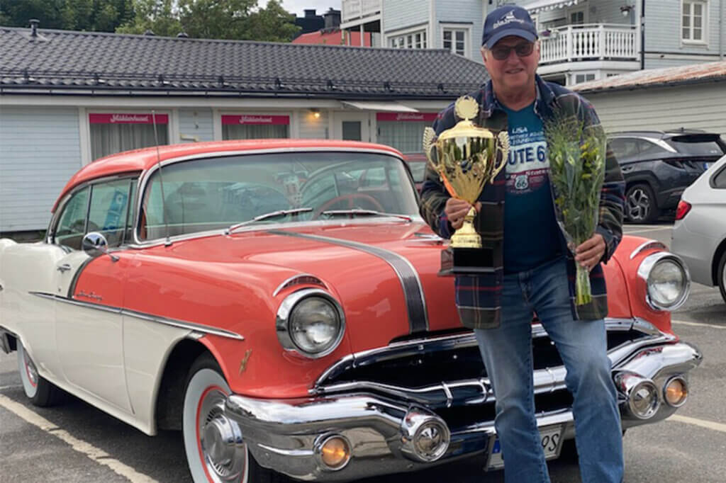 Prisvinnande 1956 Pontiac Star Chief Sport Coupe och dess ägare efter import från USA