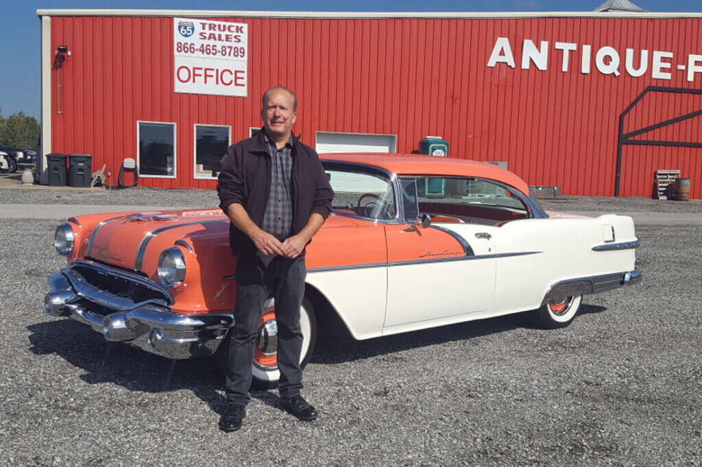 1956 Pontiac och inspektör hos säljaren i Indiana