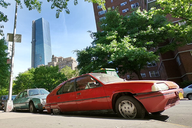 Två franska klassiska bilar på Manhattan i New York.