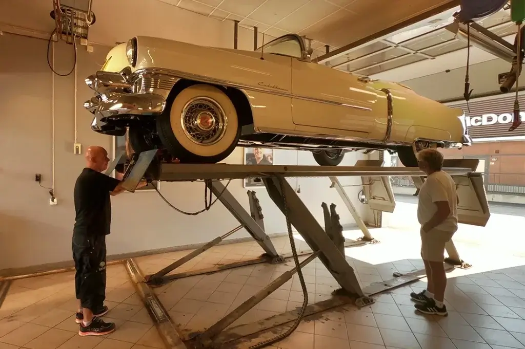 1953 Cadillac Eldorado genomgår kontrollbesiktning i Sverige efter lyckad importprocess