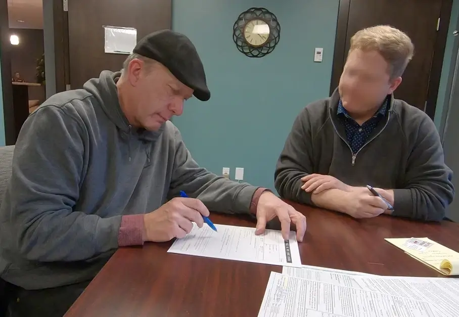 Anders Dahlgren på Door2Door granskar dokumentation för värdefull 1953 Cadillac Eldorado före transaktion