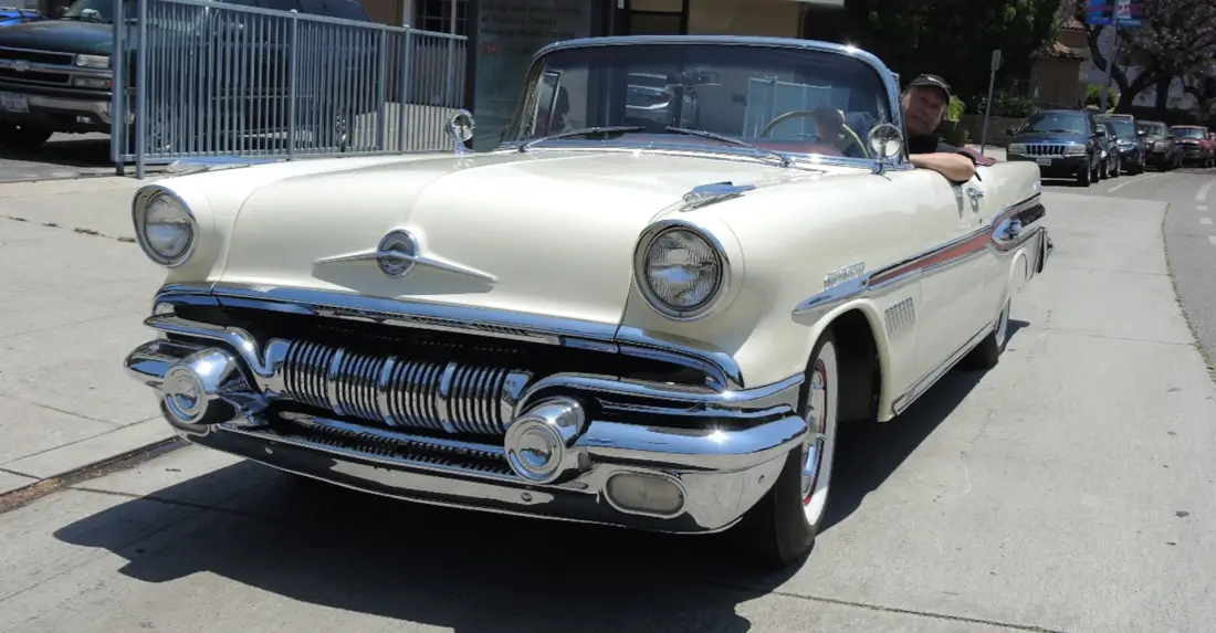 Ovanlig 1957 Pontiac Bonneville Fuel Injected inspekteras av Door2Door i Kalifornien