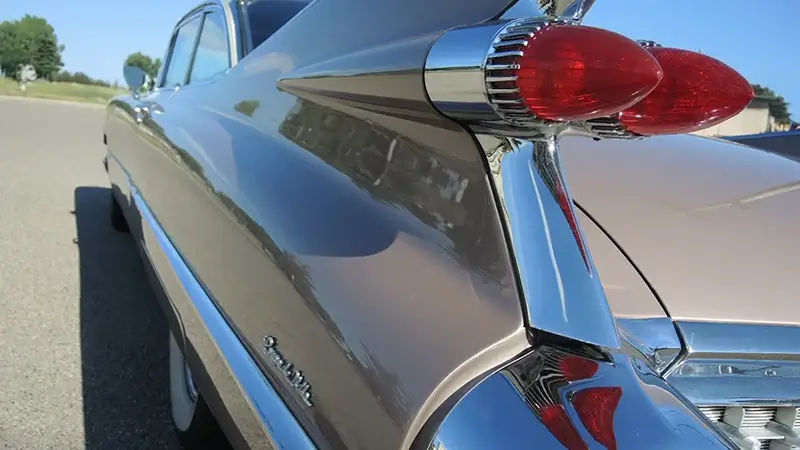 Detaljbild på 1959 Cadillac Coupe De Ville bakljus – illustration av premium media och auktionskvalitet 