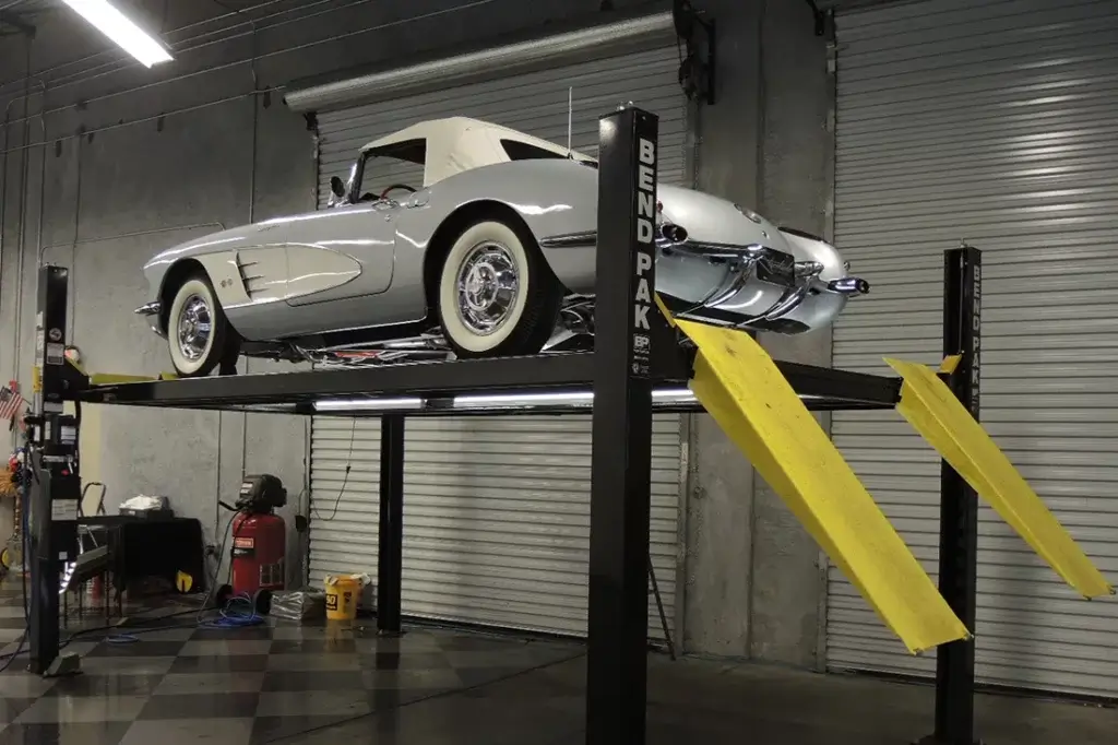 Teknisk verifiering och inspektion av 1960 Chevrolet Corvette på lyft innan köp i USA