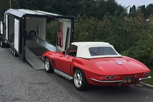 Säker upphämtning av 1965 Chevrolet Corvette Roadster med täckt transport i USA
