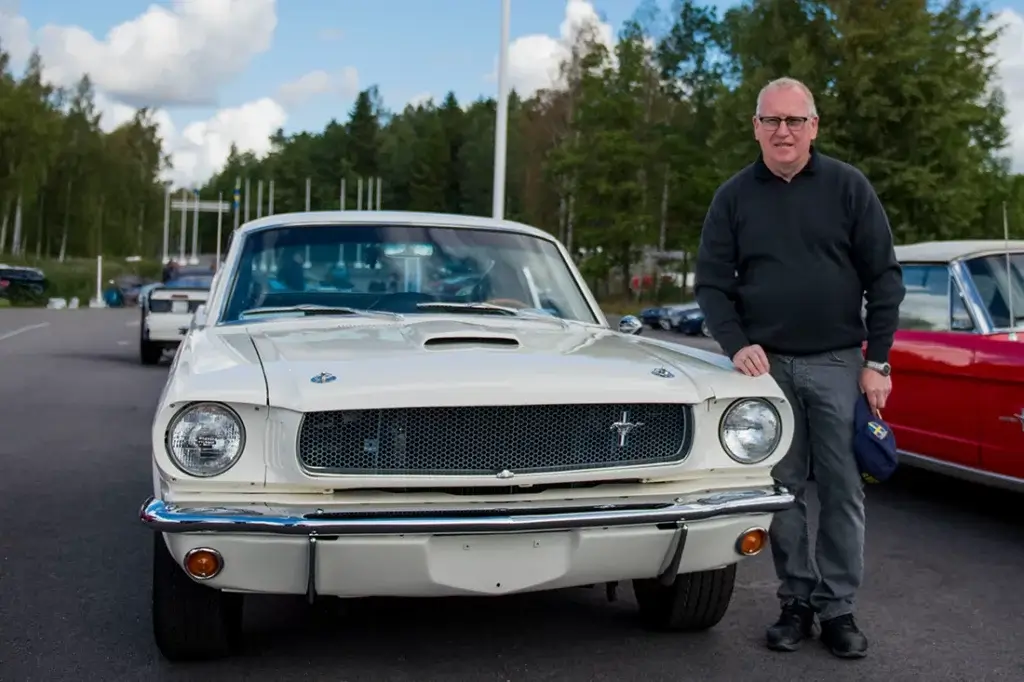 Svensk kund tillsammans med sin exklusiva 1965 Shelby GT 350 importerad från USA